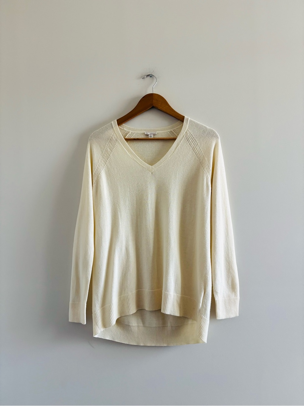 GAP Sweater Cream V-Neck Wool Blend Long Sleeve Womens S Preppy Minimalist